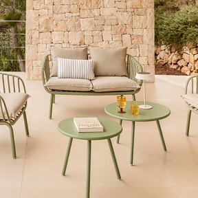 Este set de mesas y silla de exterior convierte cualquier terraza en un espacio lujoso para disfrutar de las noches de verano 