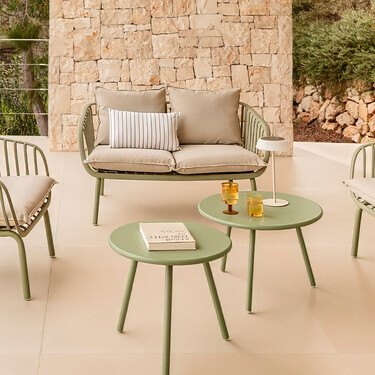 Este set de mesas y silla de exterior convierte la terraza en un refugio de lujo para disfrutar con amigos o familia