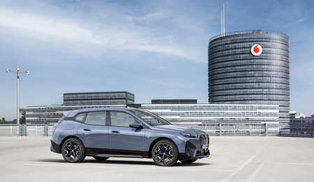 Vodafone lleva el 5G al coche por 5 euros al mes: Vodafone OneNumber Car se estrenará en el BMW iX