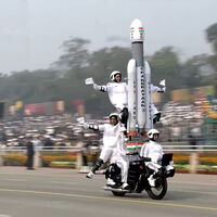 Conducir una moto subido en una escalera de dos metros. Las acrobacias imposibles por las que se pirran en la India