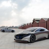El Mercedes-Benz EQS se pasea junto a su prototipo para anunciar su estreno este año