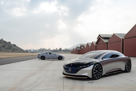 El Mercedes-Benz EQS se pasea junto a su prototipo para anunciar su estreno este año