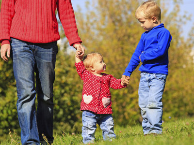 El bebé empieza a caminar: consejos para ayudarle en sus primeros pasos 