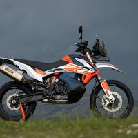 ¡Más radical! Suspensiones aún más largas, fibra de carbono y Akrapovic para la KTM 790 Adventure R Rally