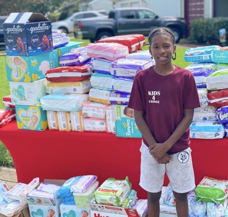 Un niño de 11 años monta un puesto de limonada para conseguir pañales para madres solteras necesitadas: un ejemplo solidario