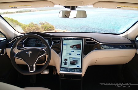 El piloto automático mejorado de Tesla llegará en tres semanas