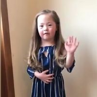 Chloe, la niña que pide llevar "calcetines desparejados" para celebrar el Día Mundial del Síndrome de Down