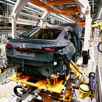 "Queremos enviar una señal contundente". Miles de trabajadores de Audi se manifiestan en Bruselas por la posibilidad de perder su empleo. Es un aviso para toda la industria europea 