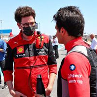 A Carlos Sainz se le complica Ferrari: Mattia Binotto ha dimitido, y su sustituto puede ser un ex de Charles Leclerc 