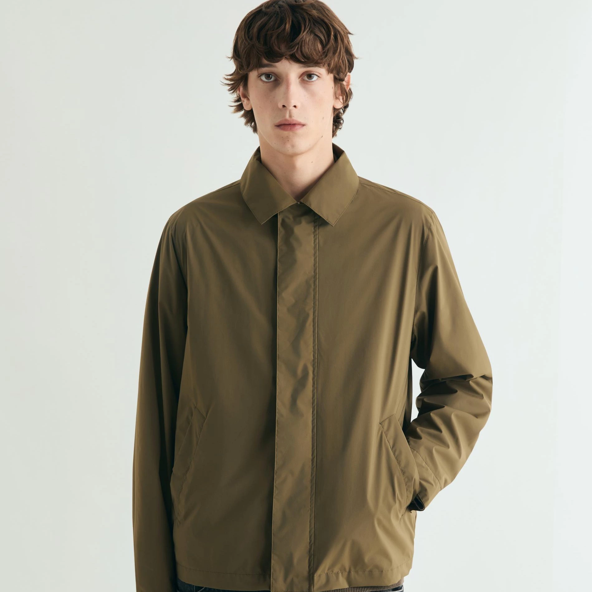 Chaqueta de hombre con cierre oculto de cremallera y botones a presión

