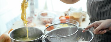 Mucha gente echa agua fría a la pasta después de cocerla pero, ¿tiene realmente sentido? 