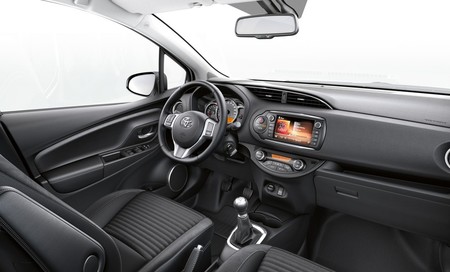 toyota-yaris-2014-advance-interior-1000.jpg