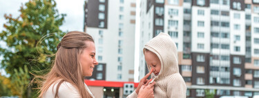 Ser niño en un mundo de prisas: por qué los adultos deberíamos bajar nuestro ritmo y respetar el de nuestros hijos 