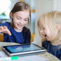 Abusar del "tiempo de pantalla" afectaría la inteligencia de los niños, ¿estamos cuidando su uso?