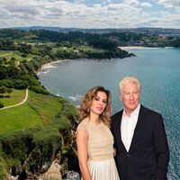 El refugio gallego de Richard Gere y Alejandra Silva: un pueblo con un castillo del siglo XVI, playas salvajes y mejillones de primera 