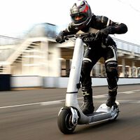 Este patín eléctrico es más rápido que un Tesla y cuesta "sólo" la mitad. Lo crearon unos exingenieros de F1