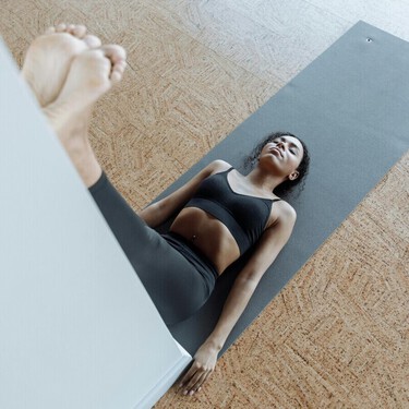 Pilates en casa solo con una pared para conseguir brazos, piernas y abdomen tonificado a cualquier edad: un entrenamiento completo con solo cuatro ejercicios