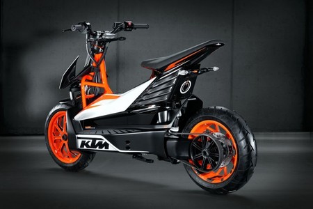 ¡Confirmado! KTM se subirá en 2022 al carro de los scooter eléctricos, y los fabricará Bajaj en India