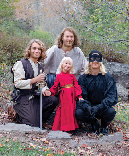 Las geniales fotos de Halloween de una niña con sus tres hermanos mayores