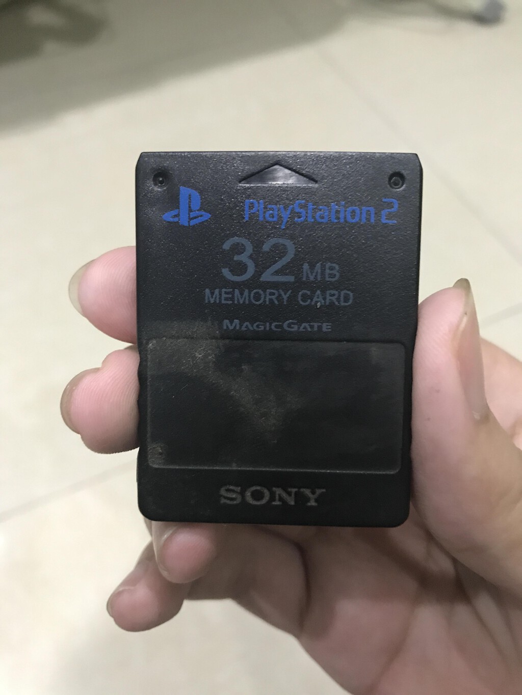 Encontró el lado oscuro de la fuerza una memoria de la PS2: esta tarjeta tiene una creativa referencia a Star Wars