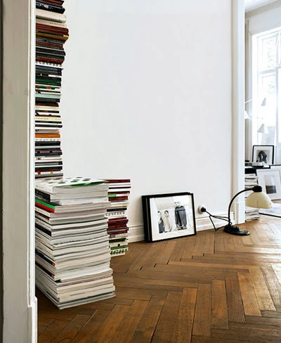 ¿Buena o mala idea? Revistas apiladas en el suelo como elemento decorativo