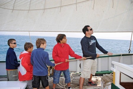 Vive emocionantes aventuras en familia con los grandes veleros tradicionales de Bretaña