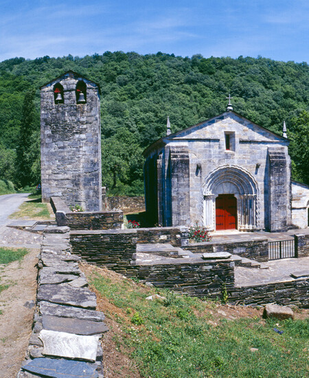 La iglesia de San Pedro Fiz junto a su campanario.