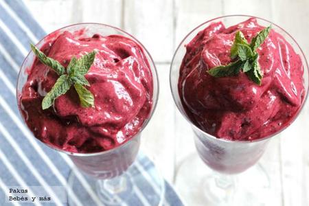 Sorbete cremoso y sencillo de frutos rojos. Receta para embarazadas