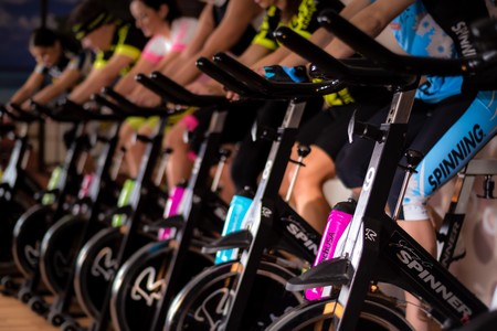 Clases colectivas en verano: cómo sobrevivir al calor en una clase de Body Combat, spinning o zumba