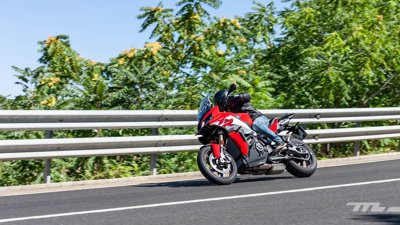 Probamos la BMW S 1000 XR: una moto trail 100% asfáltica de 165 CV, más agresiva y más polivalente