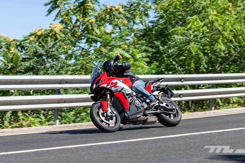 Probamos la BMW S 1000 XR: una moto trail 100% asfáltica de 165 CV, más agresiva y más polivalente