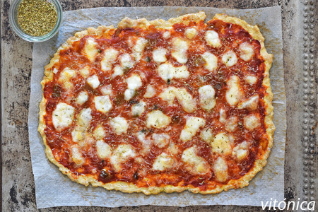 Pizza keto con base de pollo: receta saludable rica en proteínas con pocos hidratos