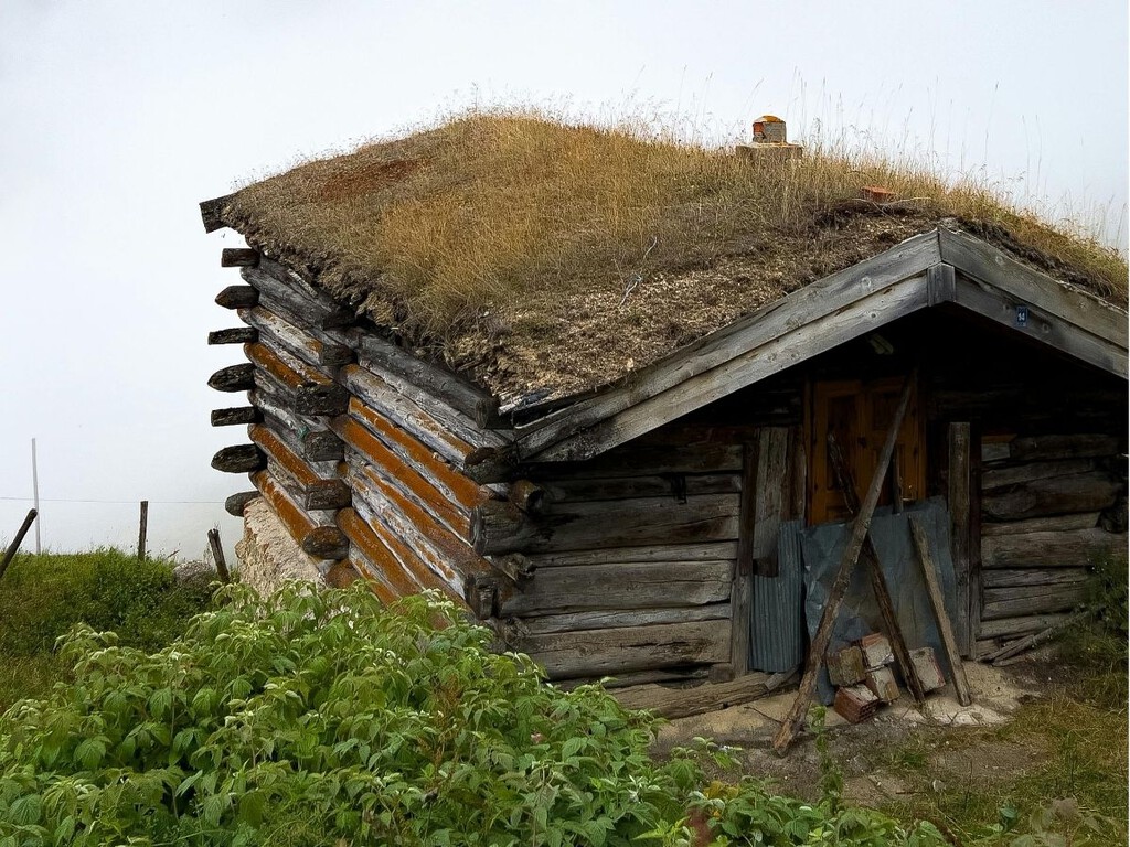 Pensaron que vivir aislados, con placas solares y agua propia, era la solución. La ley les recordó que no era tan simple