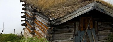 Pensaron que vivir aislados, con placas solares y agua propia, era la solución. La ley les recordó que no era tan simple 
