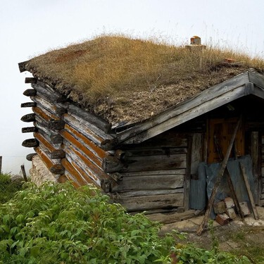 Pensaron que vivir aislados, con placas solares y agua propia, era la solución. La ley les recordó que no era tan simple 