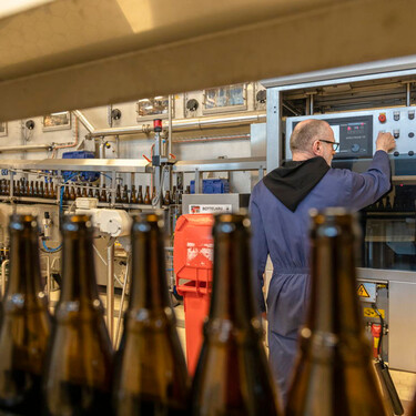 Estos monjes belgas hacen una de las mejores cervezas del mundo, pero el mercado negro y el relevo generacional amenazan su futuro 