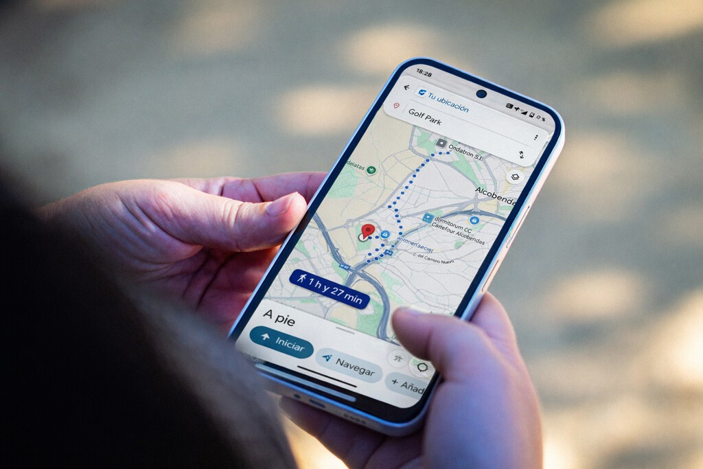 Llevo años usando Google Maps para guiarme a pie y no conocía este atajo para hacer zoom: ahora puedo usar el móvil con una mano