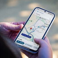 Llevo años usando Google Maps para guiarme a pie y no conocía este atajo para hacer zoom: ahora puedo usar el móvil con una mano 