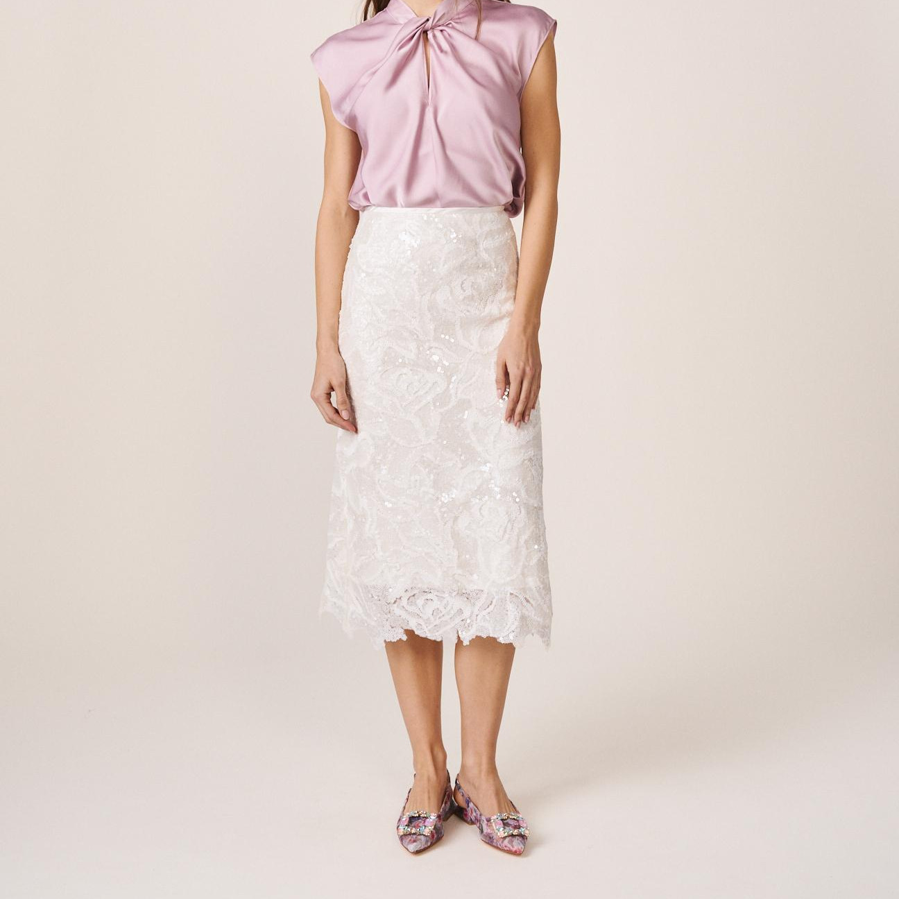 Alma en Pena
Falda midi de tubo con bordado de lentejuelas y cierre con cremallera