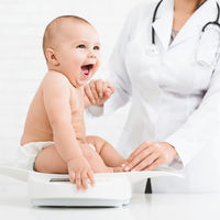 Mi hijo no sube de peso: cuánto debería aumentar según su edad y señales de alerta