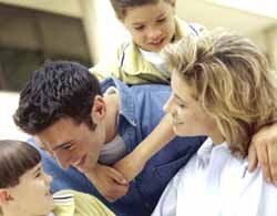 Los padres dedicamos más tiempo al primer hijo, no mejor