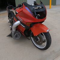 Este australiano está loco: está preparando una Honda CBR1000F de 1.000 CV con motor de coche y un turbo gigantesco
