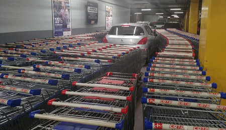 La venganza perfecta contra el pelotudo que aparcó mal su coche en un supermercado argentino: rodearlo con carritos