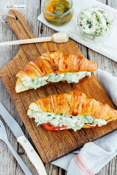 Cuernitos rellenos de aguacate y huevo. Receta fácil