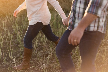 Pareja Andando Mano