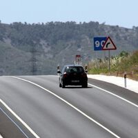 No siempre se puede circular al límite máximo de velocidad. La DGT nos recuerda cuándo, dónde y por qué