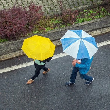 Un paraguas convertido en la bolsa de la compra y otras ideas para reutilizar tú mismo los paraguas rotos que tienes en casa