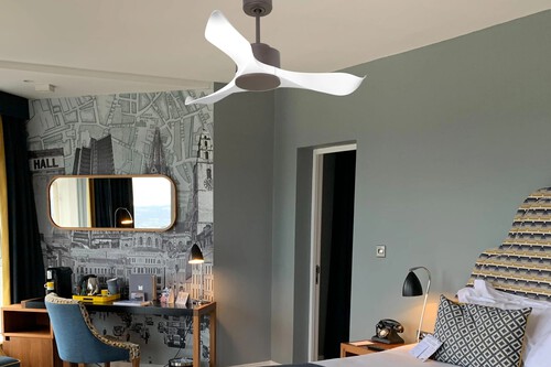 Ni encima de la cama ni pegado a la pared: dónde colocar un ventilador de techo para que refresque más