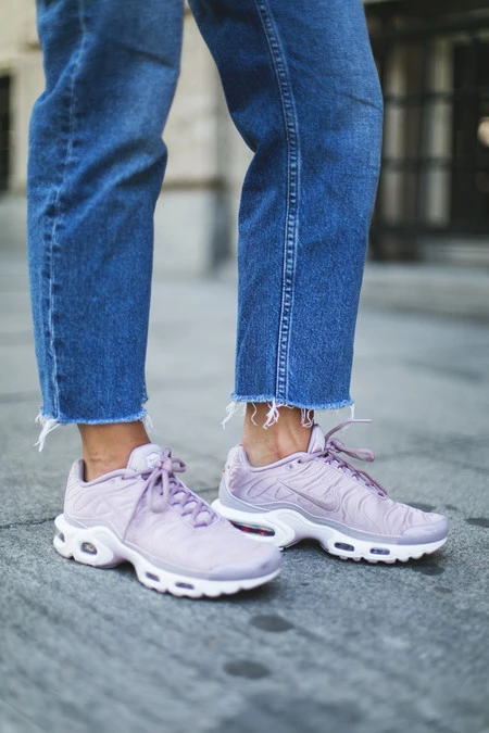 Las zapatillas deportivas se visten con el color Pantone 2018