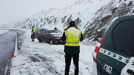 Guardia Civil de tráfico en carretera nevada